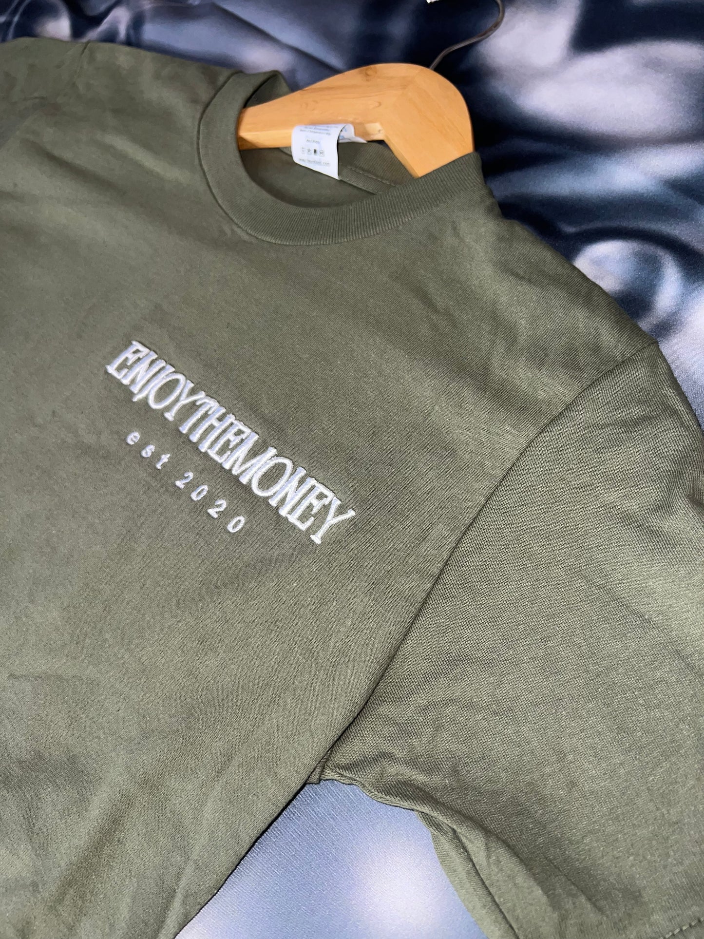 ENJOY THE MONEY GRAPHIC TEE(OLIVE)
